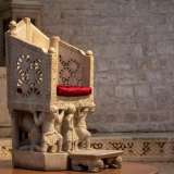 Il baldacchino nasconde dietro di s�, nell�abside centrale, una delle punte di diamante della scultura romanico-pugliese, realizzata nella prima met� del 1100: la �Cattedra di Elia�
